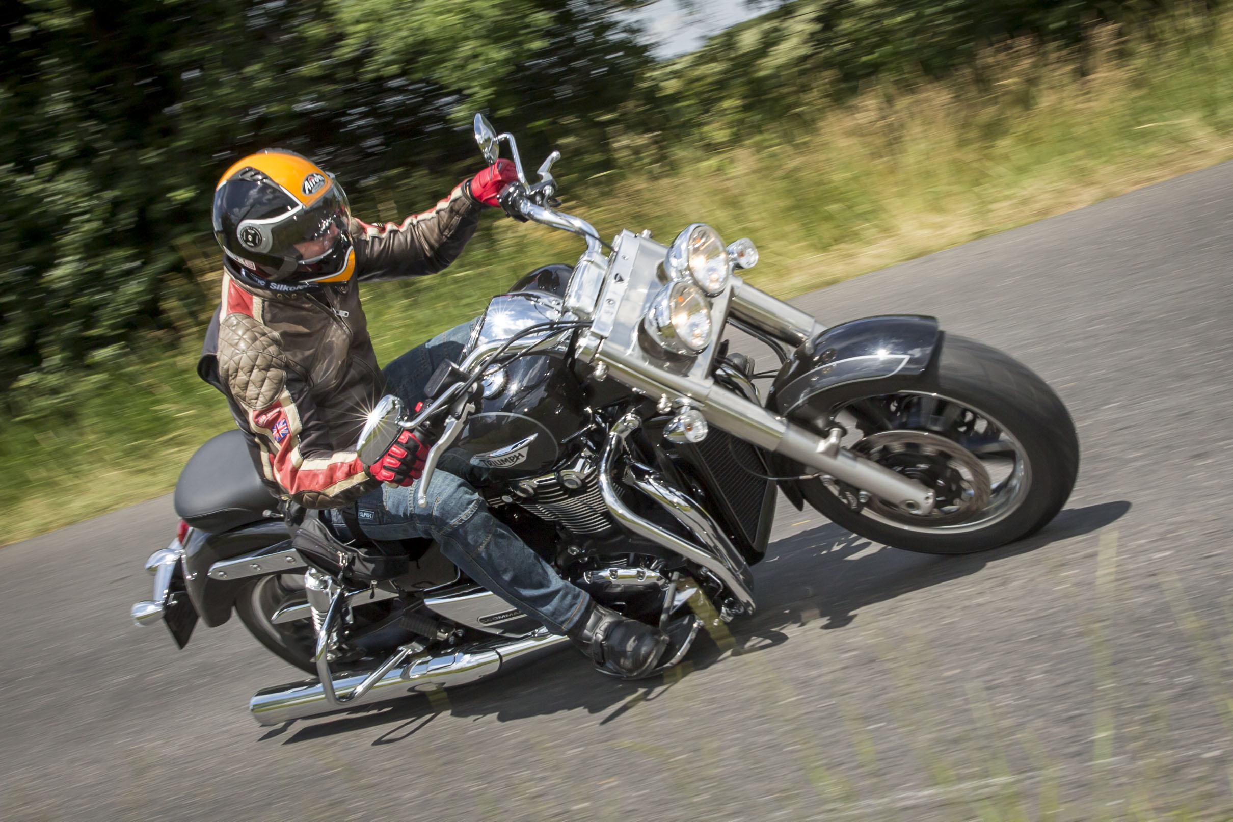 TEST: Moto Guzzi California 1400 Custom vs Triumph Thunderbird Commander